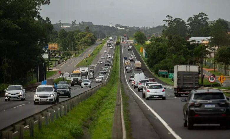 Trânsito intenso marca início do feriadão nas rodovias federais de SC