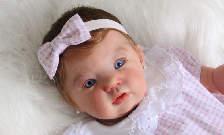 Mulher tenta vacinar boneca reborn e causa confusão em posto de saúde de Itajaí