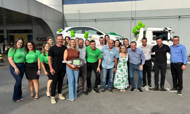 Sicredi entrega três carros e mais de R$ 500 mil em prêmios a associados na campanha Verão Premiado