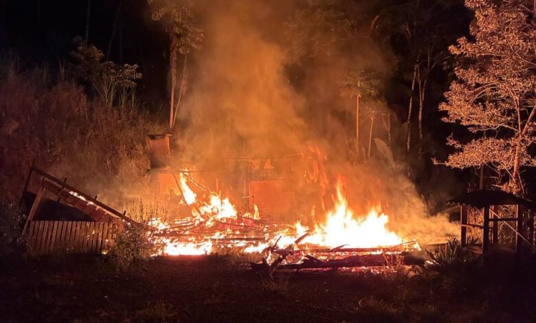 Incêndio consome uma casa de madeira e danifica outra em Pomerode