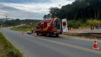 Motociclista se fere após perder controle e bater em grade na Tercílio Marchetti, em Timbó