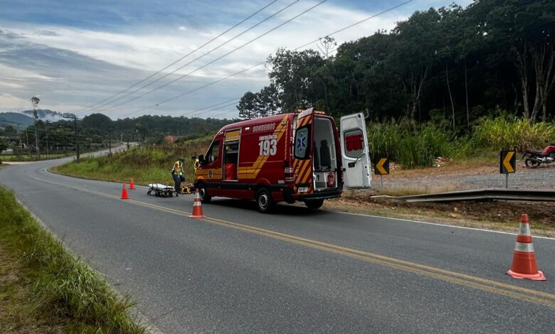 Motociclista se fere após perder controle e bater em grade na Tercílio Marchetti, em Timbó