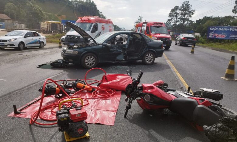 Motorista fica encarcerado após colisão entre carro e moto na BR-470, em Rio do Sul