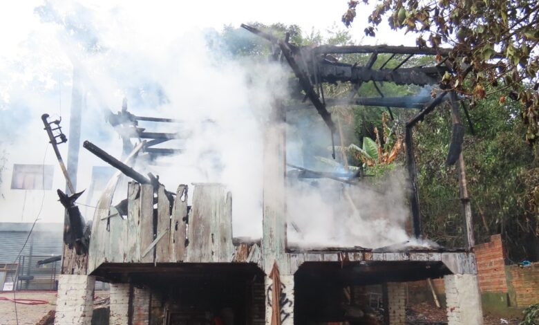 Fogo consome residência no bairro Asilo em Blumenau