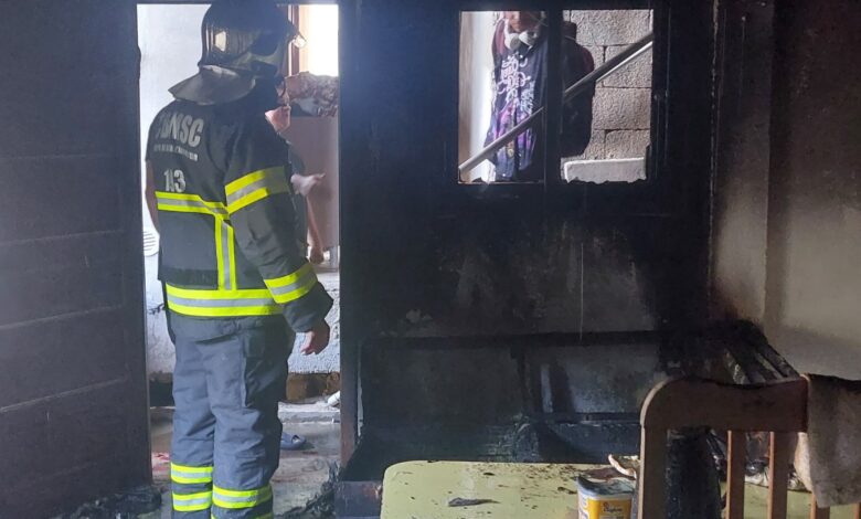 Incêndio atinge quitinete em Blumenau; vizinhos controlam chamas antes da chegada dos bombeiros