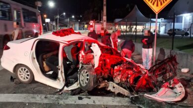 Motorista e passageira ficam feridos após carro colidir contra poste em Brusque