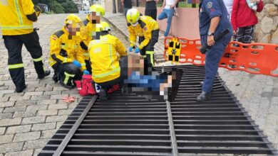 Idosa é atropelada após carro desgovernado invadir calçada em Blumenau