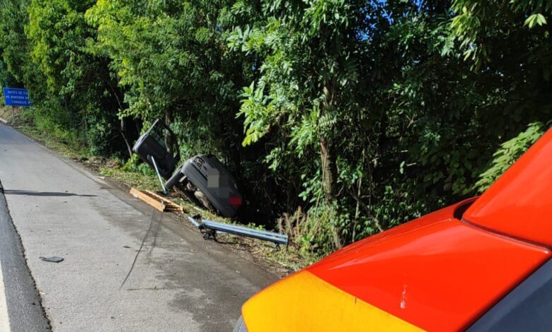 Motorista fica ferido após carro sair da pista e bater em árvore em Gaspar