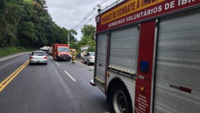 Motociclista sofre suspeita de fratura e sangramento grave em colisão com carro em Ibirama