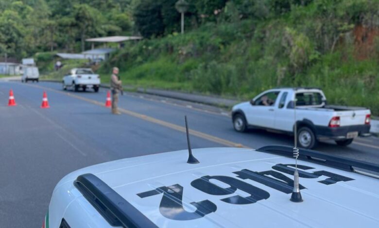 Com 95 ocorrências atendidas, PM de Timbó faz 2 prisões, 10 barreiras e visita 11 escolas
