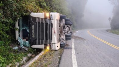 Motorista morre após carreta sair da pista na BR-470, em Pouso Redondo