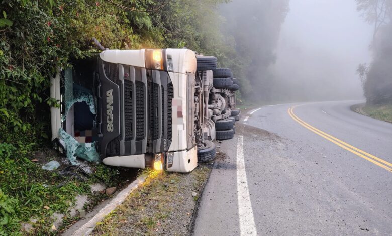 Motorista morre após carreta sair da pista na BR-470, em Pouso Redondo