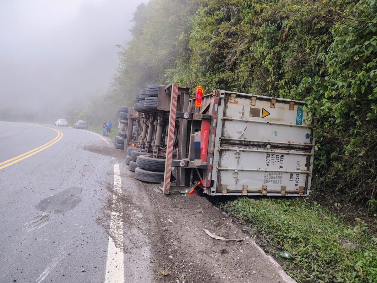 Motorista morre após carreta sair da pista na BR-470, em Pouso Redondo