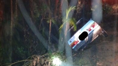 Carro sai da pista e quase despenca em ribanceira em Benedito Novo