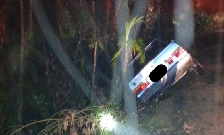 Carro sai da pista e quase despenca em ribanceira em Benedito Novo