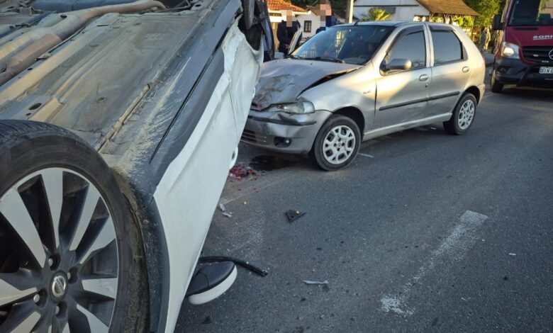 Carro capota e causa colisões ao tentar acessar rodovia em Pomerode