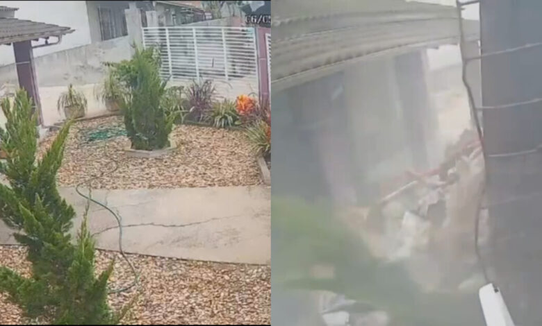 Caminhão carregado com entulho tomba 2 vezes e atinge muro de residência em Itajaí