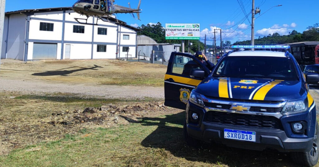 Motociclista fica gravemente ferido após colisão em guard rail na Rodovia Ingo Hering, em Gaspar