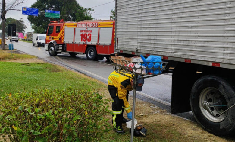Idoso fica gravemente ferido em colisão entre caminhão e bicicleta em Gaspar