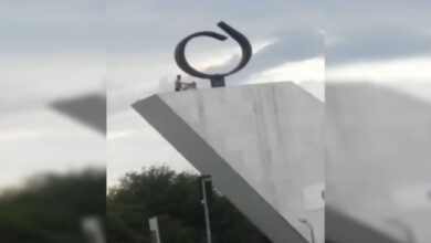 Em frente ao STF, casal transa sobre monumento dedicado a heróis nacionais