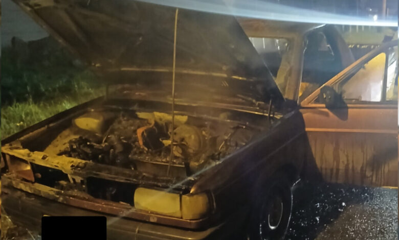 Veículo pega fogo na marginal da BR-470 em Indaial