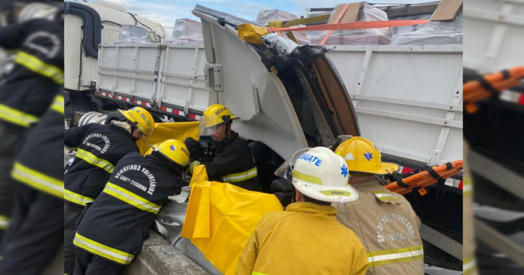 Colisão entre caminhão e carro deixa motorista preso ás ferragens em Indaial