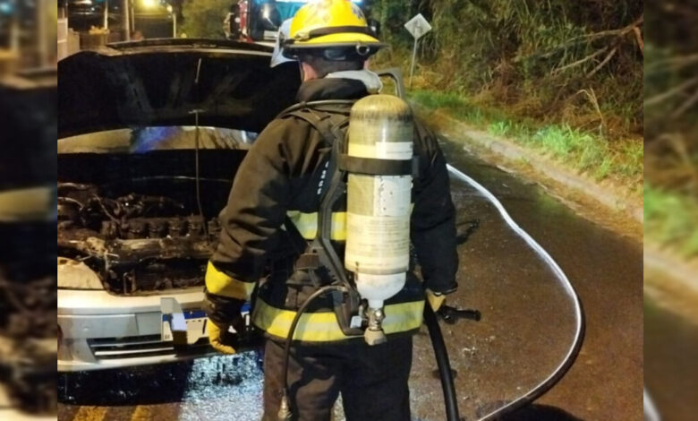 Incêndio em veículo é contido por populares em Indaial; bombeiros fazem rescaldo