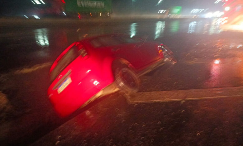 Saída de pista com capotamento mobiliza bombeiros na BR-470, em Indaial