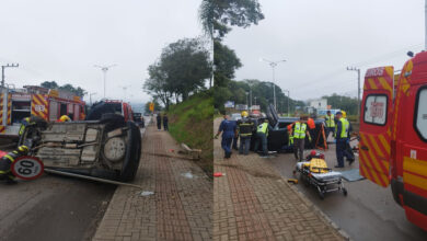 Carro capota em desnível na Estrada Blumenau, em Rio do Sul; duas pessoas ficam feridas