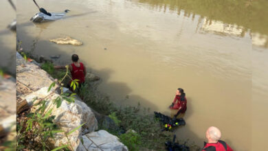 Mulher morre após carro cair no Rio Itajaí-Mirim, no Centro de Brusque