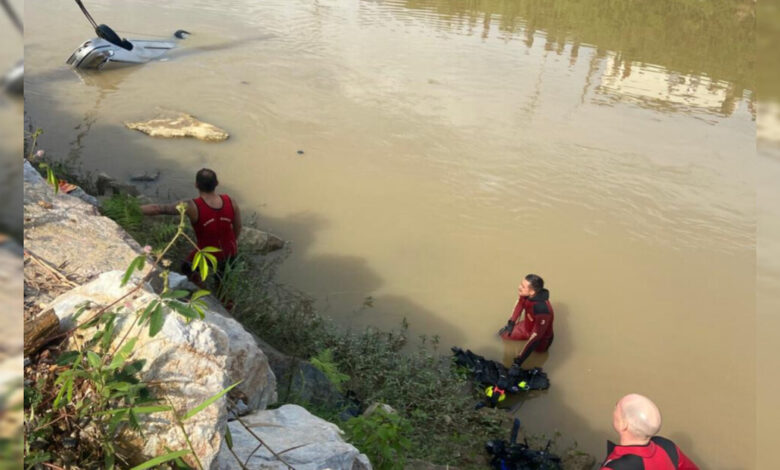 Mulher morre após carro cair no Rio Itajaí-Mirim, no Centro de Brusque
