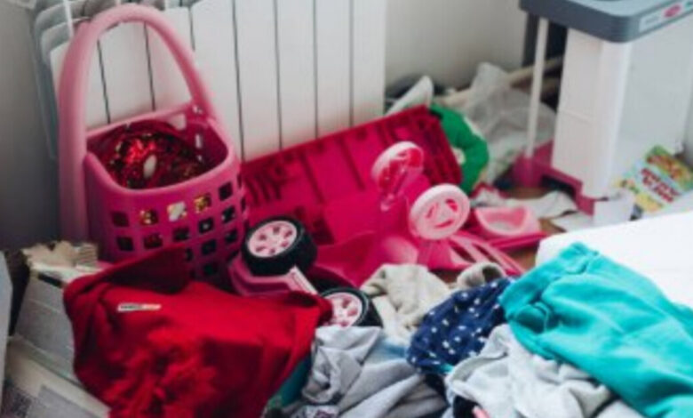 Criança de 4 anos e bebê de 7 meses são encontrados sozinhos dentro de apartamento em SC; a criança gritava por socorro