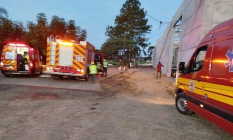 Dois trabalhadores morrem após viga desabar durante obra de barracão em SC