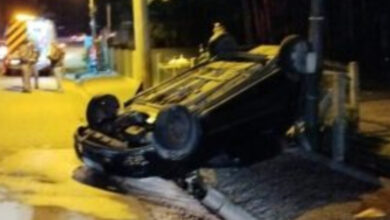 Carro capota após desviar de obstáculo entre Pomerode e Blumenau; duas mulheres ficam feridas