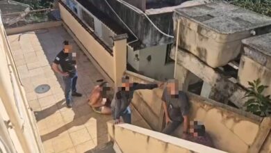 Irmãos são presos após manterem corpo do pai morto em casa por meses