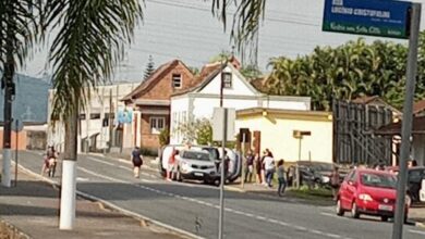 Em Rodeio, motorista colide com veículos estacionados e carro tomba após impacto