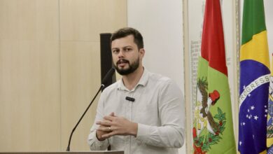 Vereador Diego Nasato questiona modelo de saneamento e lidera CPI do Esgoto em Blumenau