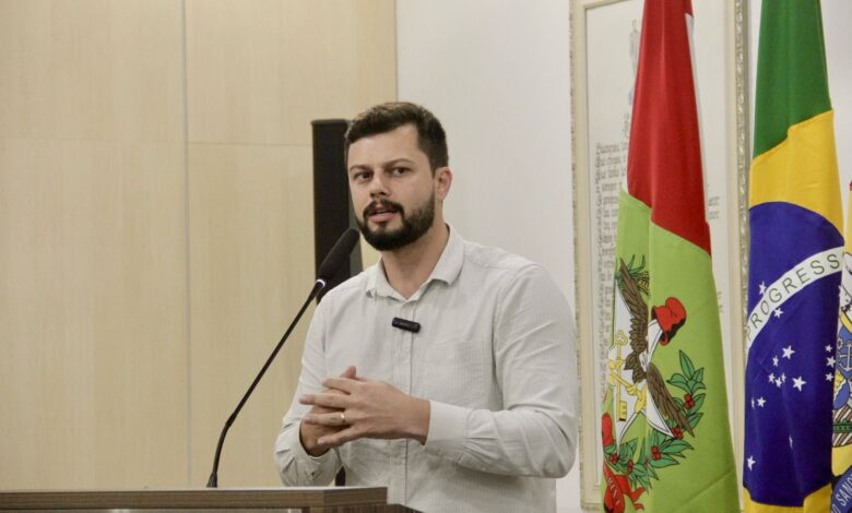 Vereador Diego Nasato questiona modelo de saneamento e lidera CPI do Esgoto em Blumenau