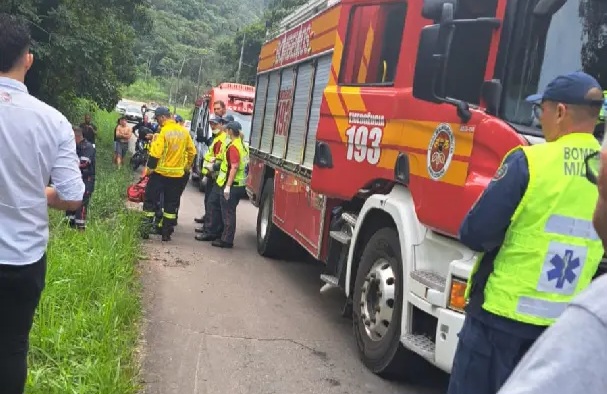 Motorista sofre ferimentos graves após cair com carro em ribanceira de cerca de 30 metros em Brusque