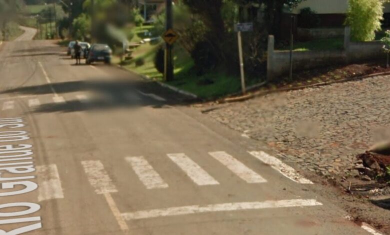 Crianças são atropeladas na faixa de pedestres em SC; motorista estava com CNH suspensa