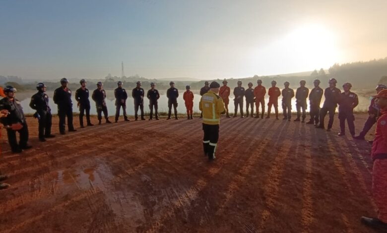 Bombeiros de SC treinam equipes do RS em técnicas de busca com cães em áreas de deslizamento