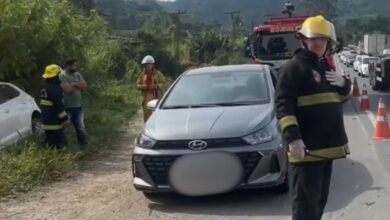 Acidente com capotamento deixa trânsito lento na BR-470