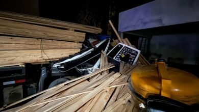 Monte de areia salva motorista de 36 anos após caminhão perder o freio em Timbó