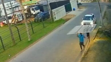 PM escolta e obriga dupla a devolver portão furtado em SC
