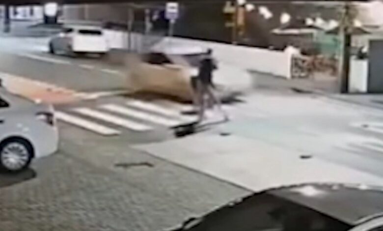 Homem é atropelado na faixa de pedestres e motorista foge em Blumenau