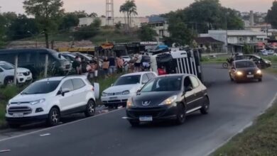 Caminhão carregado com caixas de leite é saqueado após tombar na BR-470