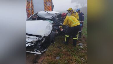 Adolescente e idosa morrem em colisão com ônibus na BR-470; jovem dirigia o carro