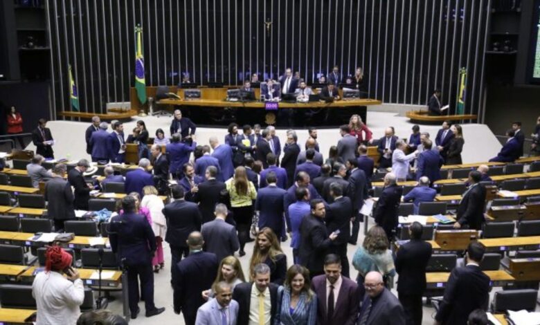 Câmara aprova aumento para até 30 anos para crimes contra profissionais da saúde e educação