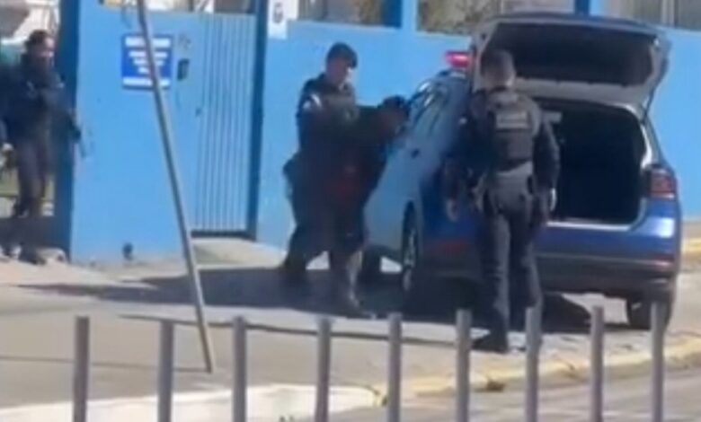 Homem com 45 passagens policiais e em surto psicótico invade escola em SC