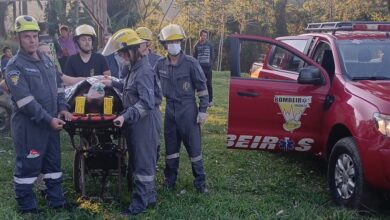 Homem cai em ribanceira durante trilha e é resgatado de helicóptero em Indaial